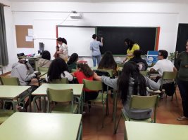 TALLER DE MANUALIDADES EN EL IES BLAS CABRERA FELIPE: USUARIAS VS ALUMNOS